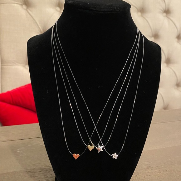 Tiny flower necklace 🌸 - Picture 4 of 4